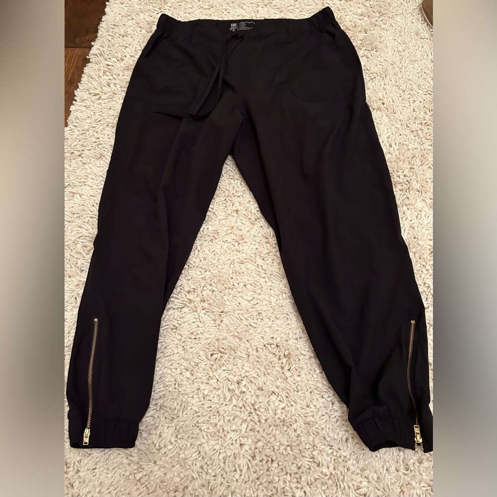 Albion women’s medium petite capri leisure pants. Waist 14 1/2 inches.